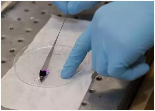 圖：碳纖維可以纏繞成堅(jiān)固的導(dǎo)電線。像蜘蛛絲一樣，它有彈性和強(qiáng)壯。